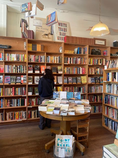 Cute Book Store, Bookstore Counter, Book Shop Cafe, Bookstore Inspiration, Bookstore Ideas, Bookshop Café, Bookstore Aesthetic, Library Cafe, Dream Cafe