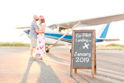 Plane Maternity Photos, Plane Gender Reveal, Airplane Gender Reveal, City Pregnancy Announcement, Aviation Baby Announcement, Military Pregnancy Announcement, Bump Progression, Wedding Dubai, Gender Reveal Photo Shoot