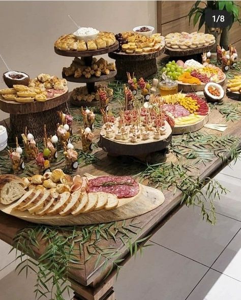 Appetizer Display, Party Food Bar, Buffet Table Decor, Party Food Buffet, Catering Ideas Food, Wedding Buffet, Charcuterie Recipes, Easy Food Art, Grazing Tables