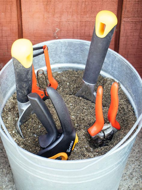 Clean Garden Ideas, Cleaning Garden Tools Remove Rust, How To Organize Garden Tools, Veggie Cleaning Station, Cleaning Yard Hacks, Diy Garden Potting Station, Gardening Tool Storage, Garden Tools Organization Ideas, Garden Tool Organization Ideas