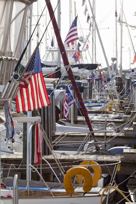 Flag Pictures, Nantucket Cottage, England Beaches, Nantucket Style, Cape Cod Beaches, Forth Of July, Seaside Living, Nantucket Island, American Flags