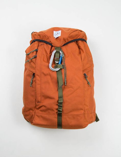 Western Inspired Outfits, Canvas Bag Diy, Minimalism Lifestyle, Hiking Bag, Mens Gear, Mens Fashion Inspiration, Bike Bag, Fashion Attire, Orange Bag