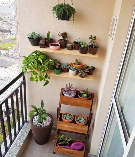 varanda pequena Apartment Balcony Garden, Small Balcony Garden, نباتات منزلية, Small Balcony Design, Balcony Plants, Rv Ideas, Small Balcony Decor, Plant Decor Indoor, Apartment Balcony Decorating