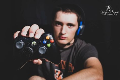 Gaming Senior Pictures Photo Ideas, Video Game Senior Pictures Photo Ideas, Senior Picture Ideas For Gamers, Senior Pictures For Gamers, Gamer Photoshoot Ideas, Gaming Senior Pictures, Video Game Senior Pictures, Gamer Senior Pictures, Video Game Photoshoot