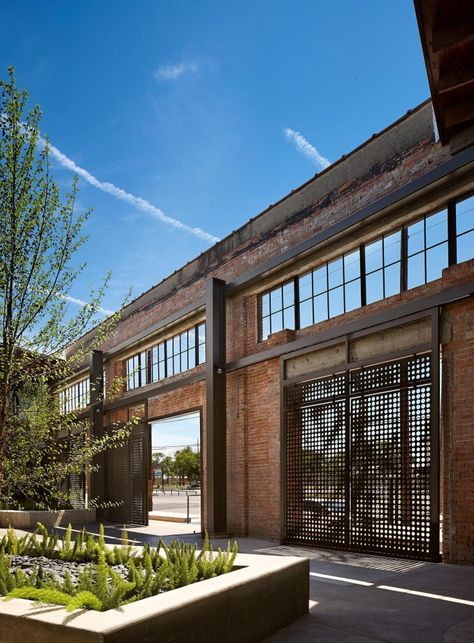 Hughes Warehouse Adaptive-Reuse / Overland Partners Warehouse Renovation, Industrial Facade, Warehouse Loft, Warehouse Living, Warehouse Conversion, Warehouse Home, Warehouse Design, Loft Stil, Industrial Building