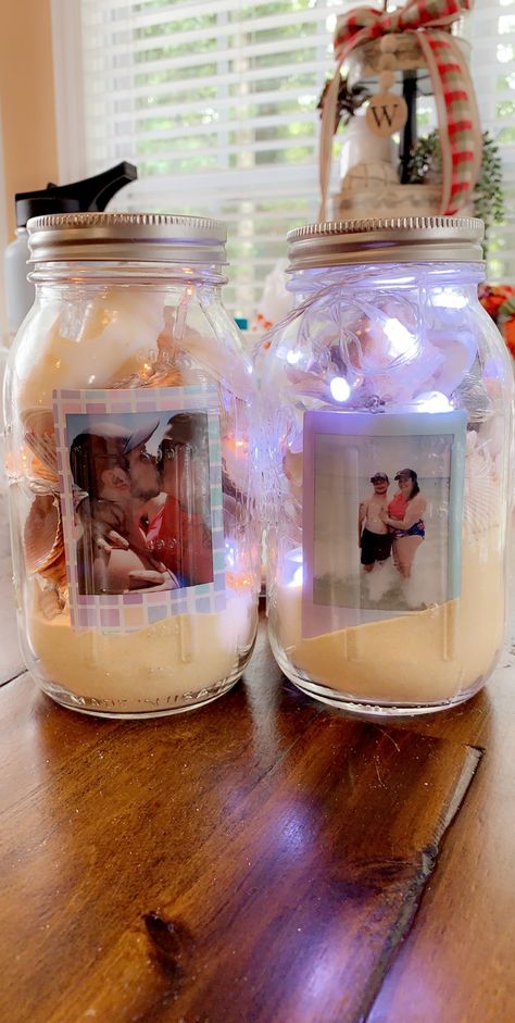 Mason jars filled with a photo, shells and sand from the beach. Just add lights! #masonjars #beach #poloroid #shells #sand #crafts Jar Projects, Shells And Sand, Sand Crafts, Bf Gifts, Mason Jar Gifts, Jar Diy, Jar Lights, Jar Gifts, Mason Jar Crafts