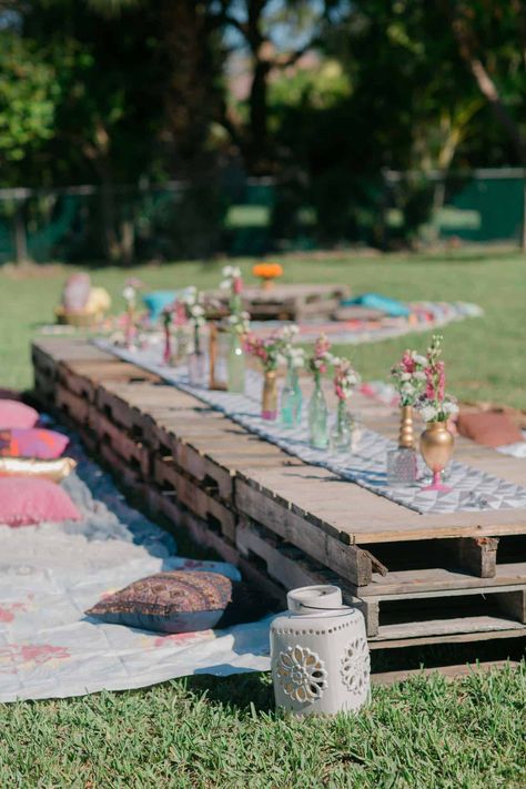 25+ Fabulous DIY Ideas To Host A Summer Garden Party Backyard Table, Table Palette, Party Seating, Summer Brunch, Garden Party Decorations, Outdoor Party Decorations, Summer Garden Party, Party Deco, Ideas Backyard