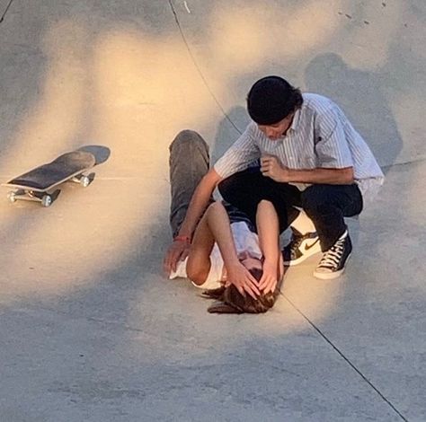 Skater Bf And Gf, Skater Boyfriend Aesthetic, Skater Couple Aesthetic, Skater Bf, Skate Couple, Chaotic Couple, Skateboard Couple, Skater Boyfriend, Skater Couple