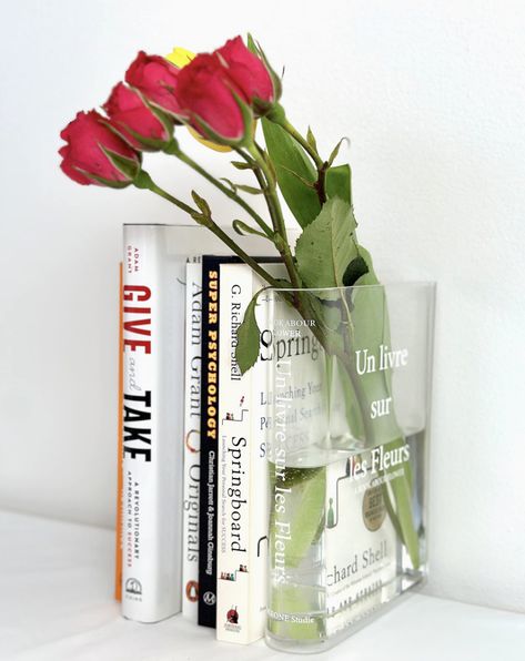 Vases Aesthetic, Book Flower Vases, Book Vase For Flowers, Flower Vase Book, Book Flower Vase, Glass Book Flower Vase, Shelf Flower, Book Vase, Unique Flower Vases