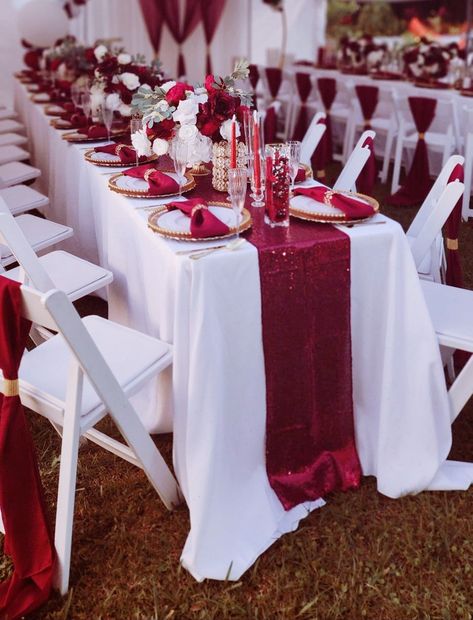 Maroon And White Wedding Decorations, Red White Gold Wedding Decoration, Wedding Ideas Red And White, White And Red Table Setting, Burgundy Table Setting Wedding, Red And White Wedding Reception, Red And White Wedding Theme, Dinner Party Decorations Table, Red And White Wedding Decorations