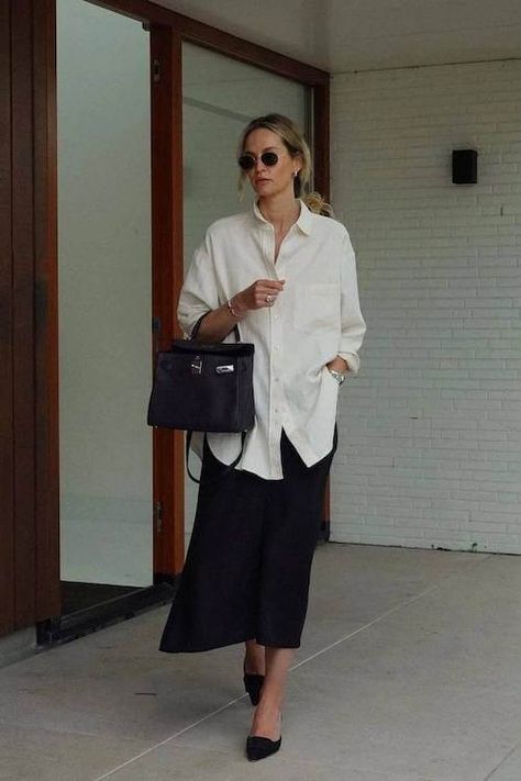 50+ Oversized Button Down Shirt Outfit Ideas for Women for an Effortlessly Chic Look White Oversized Shirt Outfit, Oversized Button Down Shirt Outfit, Shirt Skirt Outfit, White Tees Outfit, Casual Work Style, Button Down Outfit, Oversized Shirt Outfit, Office Attire Women, Satin Skirt Outfit