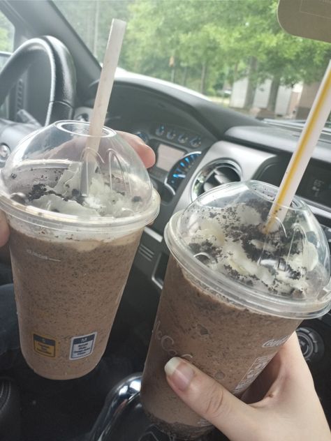 Oreo Frappe Mcdonalds, Mcdonalds Drinks, Mcdonald’s Drinks, Mcdonalds Shakes, Dunkin Donuts Coffee Drinks, Mcdonalds Coffee, Mcdonalds Fries, Oreo Shake, Oreo Milkshake