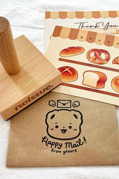 How delightful! 💖 @ydxart got creative with noissue Stamp by pairing it with custom Cards and using it to brand kraft envelopes. Equipped with a soy based ink pad, it marks porous surfaces without toxic chemicals for about 10,000 impressions. ✔️ Here are the creative ways to use one for small business branding! 🤗 Cute Packaging For Small Business, Small Business Envelope Packaging, Small Art Business Aesthetic, Cute Stamps Design, Small Business Aesthetic Packaging, Small Business Stamp Ideas, Cute Logos For Small Business, Logo Stamp Design Ideas, Kawaii Small Business