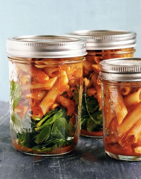 pasta-jars Picnic Dishes, Vegetarian Picnic, Mason Jar Lunch, Healthy Picnic, Ideas Picnic, Food Picnic, Resep Pasta, Picnic Snacks, Picnic Dinner