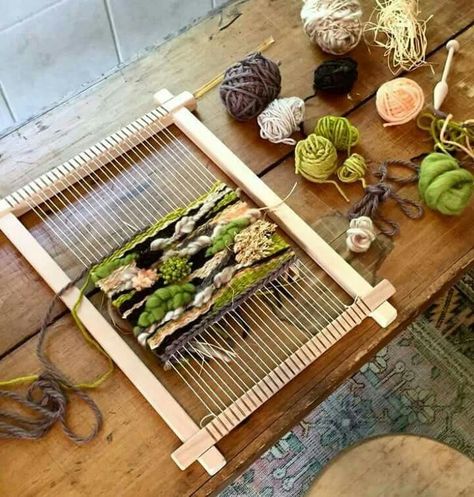 Weaving Inspiration فن النسيج, Weaving Loom Diy, Weaving Loom Projects, Weaving Wall Hanging, Weaving Tutorial, Diy Weaving, Textile Fiber Art, Weaving Textiles, Weaving Projects