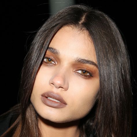 Monochromatic Makeup Looks, 90s Grunge Makeup, No Make Up Make Up Look, Monochromatic Makeup, Fall Makeup Trend, 90s Grunge Hair, Monochrome Makeup, 90s Makeup, Smokey Eye For Brown Eyes