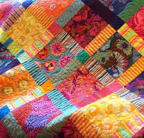 I want to make this color intense quilt. Fabric Landscape, Kaffe Fassett Quilts, Kaffe Fassett Fabric, Quilt Modernen, Colorful Quilts, Floral Quilt, Patchwork Quilting, Creation Couture, Kaffe Fassett