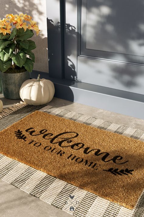 Welcome Mat Front Door Aesthetic, Welcome Mats Front Doors, Entry Way Rug Ideas, Airbnb Pictures, Small Front Entry, Entryway Farmhouse Decor, Hamptons Door, Bohemian Entryway, Welcome Mat Front Door