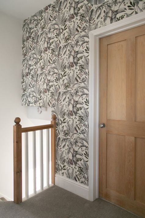 Landing Ideas Upstairs Wallpaper, Wallpaper Up Stairs Wall, Wallpaper Hall Stairs And Landing, Wallpaper Landing Stairways, Landing Wallpaper Ideas, Hall Stairs And Landing Decor Wallpaper, Hall Stairs And Landing Wallpaper Ideas, Wallpaper Stairs Wall, Stairs Wallpaper Ideas