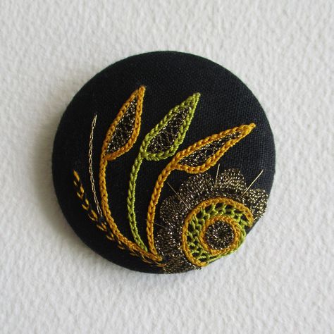 Brooches Handmade, Natural Silk, Felt Ornaments, Silk Thread, Metallic Thread, Flower Brooch, Meringue, Embroidery Stitches, Hand Embroidered