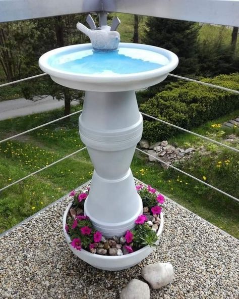 Diy Bird Bath, Diy Garden Fountains, Bird Bath Garden, Garden Decor Projects, Glass Garden Art, Garden Crafts Diy, Backyard Diy Projects, Garden Yard Ideas, Front Yard Garden