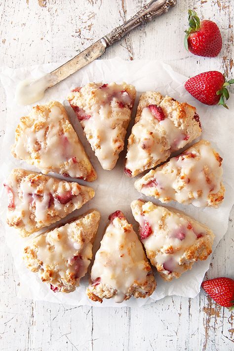 Glazed Fresh Strawberry Scones. An easy baked dessert, or a treat for breakfast and brunch. Strawberry recipe for spring. Easter recipe. Scone recipe. Food for tea party. Simple Scone Recipe, Strawberry Stuff, Strawberry Scones, Easter Food Appetizers, Frugal Food, Cinnamon Roll Muffins, Scones Recipe Easy, Homemade Scones, Scones Easy