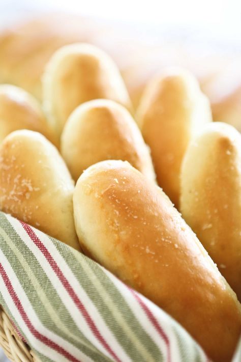 Breadsticks Easy, Olive Garden Breadsticks, Pizza Roll, Bread Sticks Recipe, Breadsticks, Olive Garden, Bread Rolls, Dinner Rolls, Restaurant Recipes