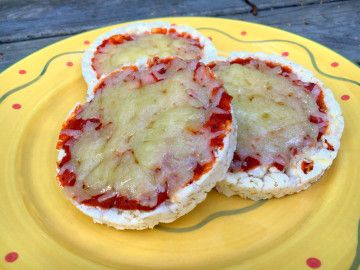 Pizza Slices White Cheddar Rice Cake, Low Cal Korean Recipes, White Cheddar Rice Cake Recipes, Rice Cake Pizza, Low Cal Pizza, Cheddar Rice, Quaker Rice Cakes, Peanut Butter Jelly Recipes, Low Cal Dinner