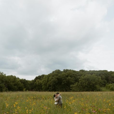 Wildflower fields for engagement photos may be my new favorite thing🌷 Wildflower Field Photoshoot Couple, Family Photos Field, Field Engagement Photoshoot, Whimsical Engagement Photos, Wildflower Fields, Field Engagement Photos, Couple Engagement Pictures, Photos Inspo, Grass Field