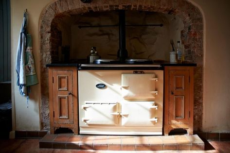 Curious Questions: How did a Swedish lighthouse genius and the 'father of advertising' make the Aga a country house must-have? - Country Life Kitchen Aga, Aga Kitchen, Aga Range Cooker, Traditional Farmhouse Kitchen, Aga Stove, Traditional Style Kitchen, Aga Cooker, Kitchen Redesign, Country Style Kitchen