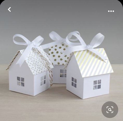 Diy Paper House, Paper House Template, Carton Diy, House Gift Box, Gift Wrapping Ideas, Candy House, Paper Craft Tutorials, Paper House, Cardboard House