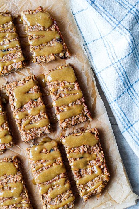 Vegan Tahini Banana Chai Oatmeal Bars Chai Bars, Chai Oatmeal, Banana Energy, Chai Spice Mix, Eggless Cakes, Lunch And Dinner Recipes, Healthy Snack Bars, Vegan Oatmeal, Healthy Bars