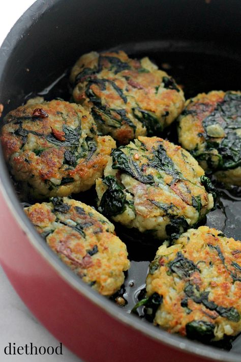 Spinach and Garlic Potato Patties Spinach Patties, Fresh Spinach Recipes, Potato Patties, Patties Recipe, Potato Side Dishes, Spinach Recipes, Idee Pasto Sano, Potato Dishes, Meatless Meals