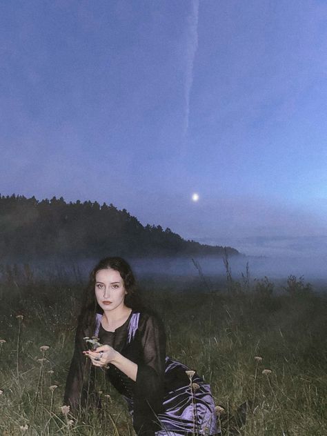 witch photo,season of the witch,aesthetic,photo idea,inspiration,foggy weather,moon Witchy Outfits Halloween, Ethereal Grunge Aesthetic, 90s Grunge Witch Aesthetic, Witchy Core Aesthetic, Lake Witch Aesthetic, Coven Aesthetic Outfit, Witch Summer Aesthetic, Witch Aesthetic Light, Witchy Summer Aesthetic