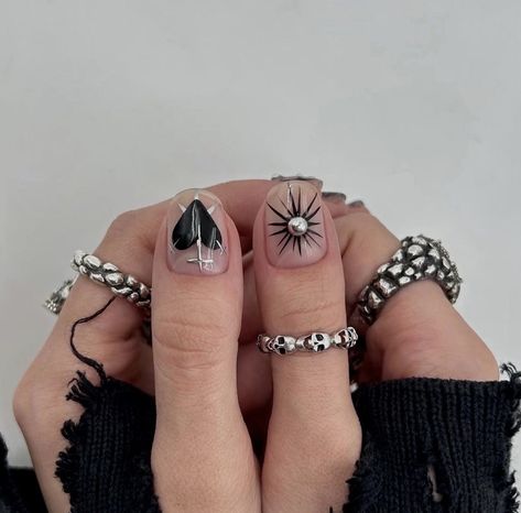 Unique Natural Nails, Black Nails With Stickers, Black Short Nails Ideas Aesthetic, Short Black Gel Nails Ideas, Whimsigoth Nails Short, Victoria Paris Nails, Short Punk Nails, Edgy Nails Black, Short Nails Grunge