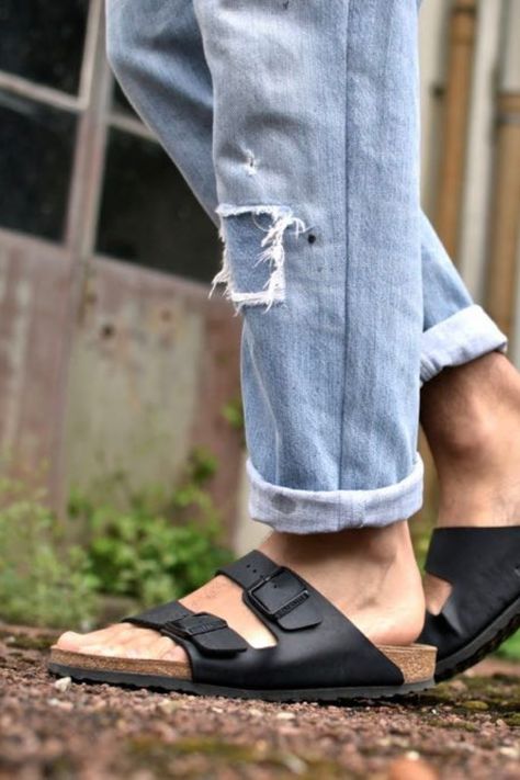 Modèle de sandale emblématique de la marque de mode allemande Birkenstock, l'Arizona est un classique du style casual pour homme. Attention cependant au total look touriste allemand, à éviter en les portant avec des pièces bien choisies et bien coupées (et sans chaussettes)... Total Look, Birkenstock Arizona, Summer Essentials, Birkenstock, Top 10, Style Casual, Espadrilles, Arizona, Sandals