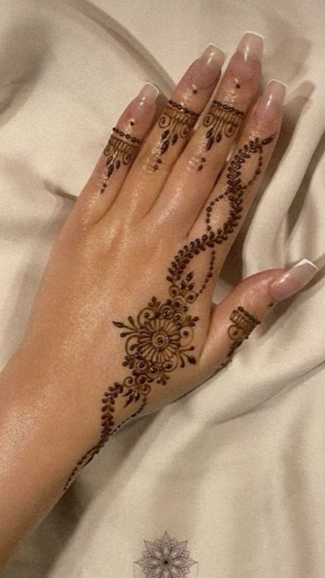 Henna Strip Design, Simple Henna Design Aesthetic, Nails With Henna, Henna Crown, Crown Tattoos For Women, Elegant Henna, Crown Tattoos, Small Henna Designs, Henna Designs Back