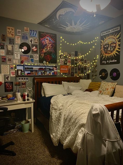 Cozy 90s Bedroom, Vintage 90s Bedroom, Cool Teenager Bedroom, Masc Room Aesthetic, Grunge Bedroom Ideas 90s, Grunge Bedroom 90s, Vintage Room Ideas Retro, 90s Grunge Bedroom, 90s Room Ideas