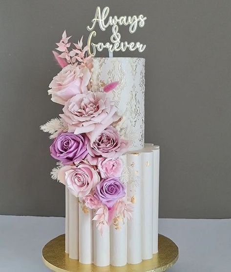 Scallop Cake Design, Cake Decorating Trends 2023, Trending Cake Designs 2023, Cake Trends For 2023, Scallop Cakes, Scallop Cake, Wedding Cake Designs Simple, Scalloped Cake, Flower Cake Design