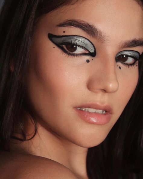 Surreal Makeup, Avante Garde Makeup, Editorial Liner Makeup, Editorial Graphic Liner, Avant Garde Makeup Dark, Eye Shape Makeup, Silver Avant Garde Makeup, Futuristic Editorial Makeup, Crystal Makeup