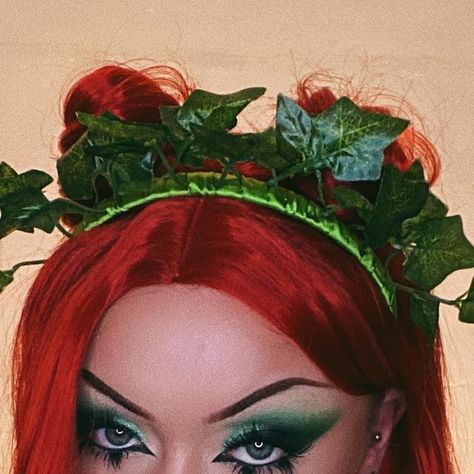 𝗫𝗘𝗡 on Instagram: "close up of my poison ivy 🍃 • costume is from @FashionNova #FashionNova #NovaBeauty 💚 • PRODUCTS USED: AD//gifted products have a * 🌿 @elemis_uki superfood glow priming moisturiser* 🌿 @esteelauderuk double wear foundation in shade 2C0* 🌿 @collectioncosmetics_uk perfecting concealer in shade extra fair* 🌿 @aestheticacosmetics cream contour palette* 🌿 @laroc_cosmetics pro artistry book chapter 2* 🌿 @opvbeauty metal and liquid glitter in 901* 🌿 @novabeauty gel eyeliner in shade Poison Ivy Cosplay Makeup, Posin Ivy Makeup, Poison Ivy Costume Makeup, Poison Ivy Makeup Looks, Poison Ivy Makeup Ideas, Poison Ivy Hair, Poison Ivy Nails, Ivy Makeup, Poison Ivy Makeup