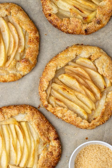 four easy tarts with pear top view Rustic Tart, Grape Frangipane Tart, Simple Pear Tart, Pear And Ginger Tart, Rustic Pear Tart, Pear Tart, Pear Recipes, Balanced Meals, Few Ingredients