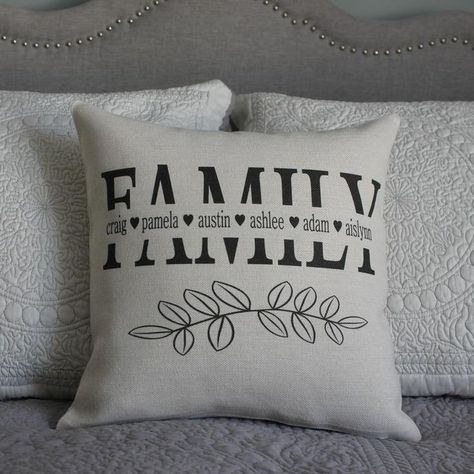 Family Pillow, Name Pillow, Idee Cricut, Diy Pillow Covers, Pillow Inspiration, Projets Cricut, Family Names, Living Room Pillows, Cricut Craft Room