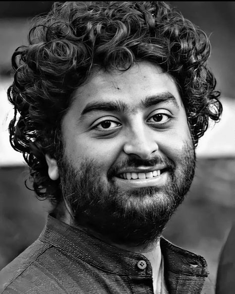 Arijit Singh Photos Sketch, Black Portraits, Drawing Dragon, Kapil Dev, Pencil Sketch Portrait, Old Man Portrait, Front Profile, Joker Drawings, Celebrity Portraits Drawing