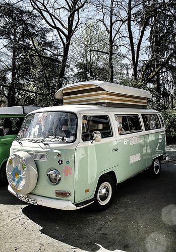 Volkswagen Combi au jardin du Grand Rond Volkswagen Camper Van Vintage, Combi Vw T2, Combi Hippie, Vw Buzz, Volkswagon Van, Vw Bus T2, T3 Vw, Volkswagen Camper Van, Vw Ideas