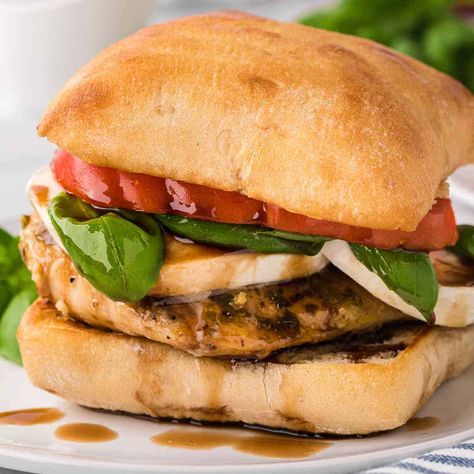 Grilled Chicken Sliders, Sliders With Hawaiian Rolls, Easy Cheeseburger Sliders, Chicken Caprese Sandwich, Caprese Grilled Cheese, Easy Sandwiches, Fancy Lunch, Cold Sandwich Recipes, Hawaiian Buns