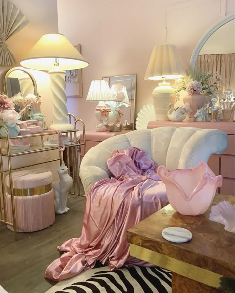 80s Interior Design, 80s Home, 80s Interior, Dekorasi Kamar Tidur, Pastel Room, Aesthetic Rooms, Vintage Glam, Pink Decor, Cute Room Decor