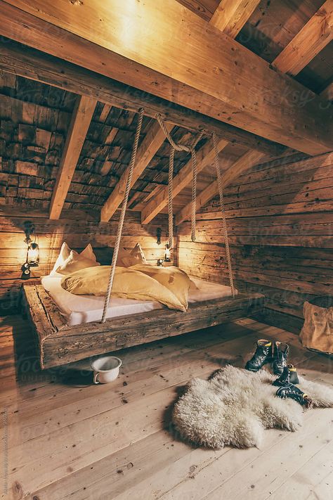 Cabin Room Ideas, Log Cabin Bedroom, Alpine Cabin, Alternative Furniture, Barn House Interior, Cabin Loft, Log Bed, Pallet Furniture Designs, Log Cabin Interior