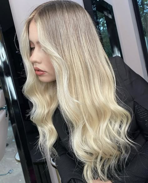 Warm Blonde Hair, Medium Length Blonde Hair, Medium Length Blonde, Hair Toner, Warm Blonde, Hair Color Shades, Blonde Hair Inspiration, Lip Hair, Balayage Hair