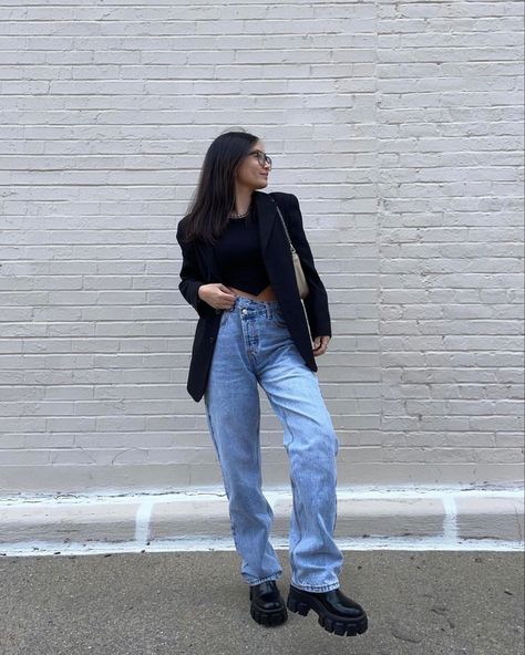 Classic fall outfit inspiration wearing an oversized blazer, baggy jeans, and prada monolith chelsea boots Vancouver Outfits, Mom Jeans Aesthetic, How To Style Chelsea Boots, Chelsea Boot Outfits Women, How To Style Baggy Jeans, Prada Monolith, Jacquemus Bags, Winter Wishlist, Chelsea Boots Outfit